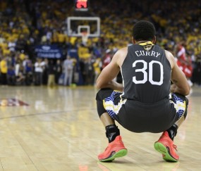 亿万28-得多难受💔库里已同场目睹了两名队友遭遇十字韧带大伤赛季报销