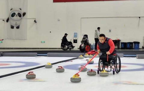 冰上逐梦正当时，中国残疾人运动员全力备战米兰冬残奥会|轮椅冰壶|AC米兰|冰壶|冰球|冰球队_新浪体育_新浪新闻